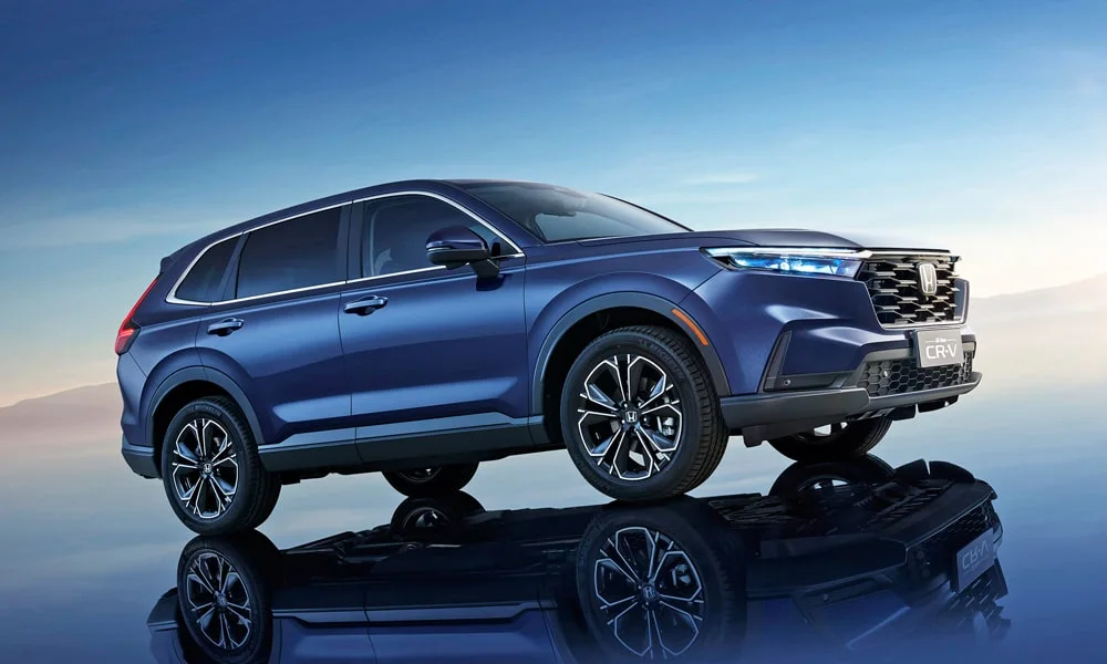 Фото Honda CR-V (2024) — вид спереди, фото 9. Оптика, решётка и бампер — первое впечатление о модели. Рисунок ходовых огней — подпись модели, по нему её узнают в потоке Honda CR-V (2024) — вид спереди, фото 9