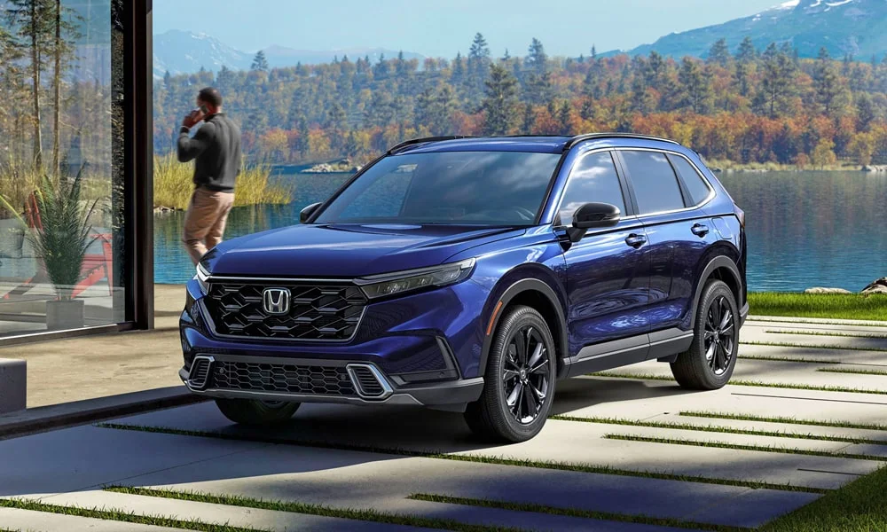 Фото Honda CR-V (2024) — вид спереди, фото 10. Кузов в синем цвете: рисунок оптики и решётки задаёт узнаваемое «лицо» модели Honda CR-V (2024) — вид спереди, фото 10