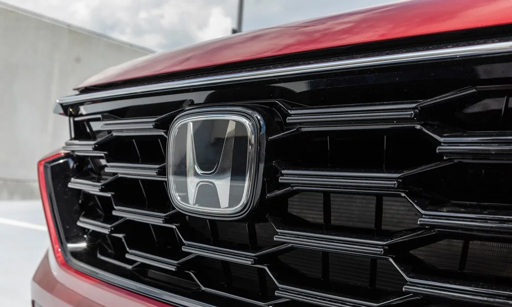 Фото Honda CR-V (2024) — решётка радиатора. Рисунок решётки: сетка, ламели или глухая панель у электроверсий. Активные жалюзи за решёткой закрываются на трассе ради аэродинамики — есть у ряда моделей Honda CR-V (2024) — решётка радиатора
