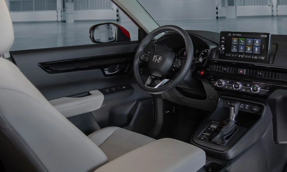 Фото Honda CR-V (2024) — интерьер. Общий план салона: архитектура панели, консоль и кресла. Светлая гамма зрительно расширяет салон, тёмная — практичнее в уходе Honda CR-V (2024) — интерьер