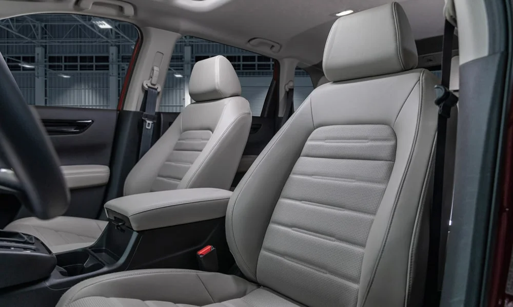 Фото Honda CR-V (2024) — интерьер, фото 2. Общий план салона: архитектура панели, консоль и кресла. Светлая гамма зрительно расширяет салон, тёмная — практичнее в уходе Honda CR-V (2024) — интерьер, фото 2