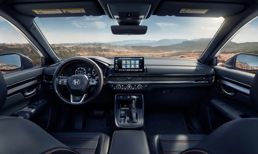 Фото Honda CR-V (2024) — интерьер, фото 3. Салон в тёмной отделке: архитектура передней панели, консоль и кресла. Уровень отделки читается по стыкам панелей и мягким поверхностям в зонах касания Honda CR-V (2024) — интерьер, фото 3