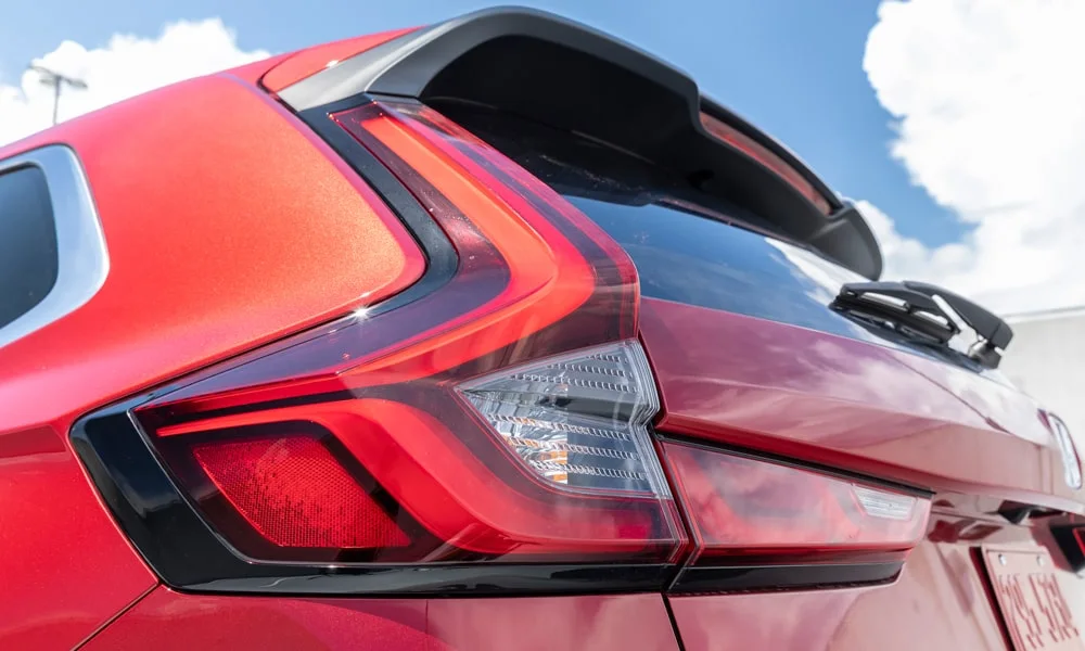 Фото Honda CR-V (2024) — вид сзади, фото 3. Графика фонарей, бампер и оформление пятой двери. Светодиодная полоса или раздельные секции — задняя оптика стала главным украшением кормы Honda CR-V (2024) — вид сзади, фото 3