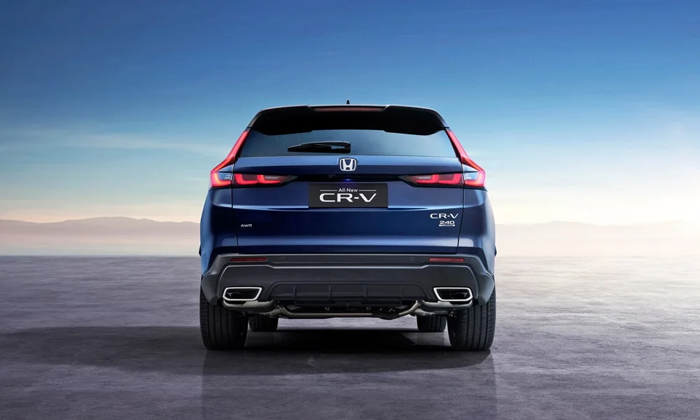 Фото Honda CR-V (2024) — вид сзади, фото 4. Линия крыши, стойки и задняя дверь в синем исполнении Honda CR-V (2024) — вид сзади, фото 4