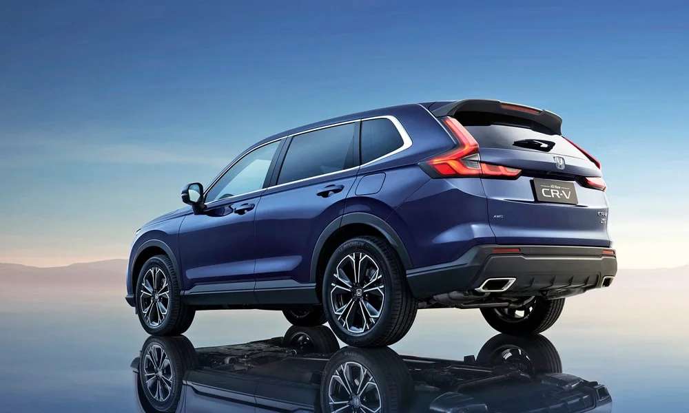 Фото Honda CR-V (2024) — вид сзади, фото 5. Линия крыши, стойки и задняя дверь в синем исполнении. Насадки выхлопа или их имитация внизу бампера различают версии Honda CR-V (2024) — вид сзади, фото 5