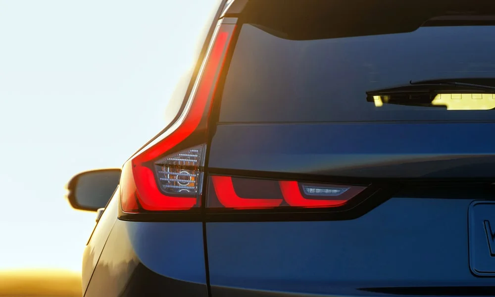 Фото Honda CR-V (2024) — вид сзади, фото 7. Линия крыши, стойки и задняя дверь в синем исполнении. Светодиодная полоса или раздельные секции — задняя оптика стала главным украшением кормы Honda CR-V (2024) — вид сзади, фото 7