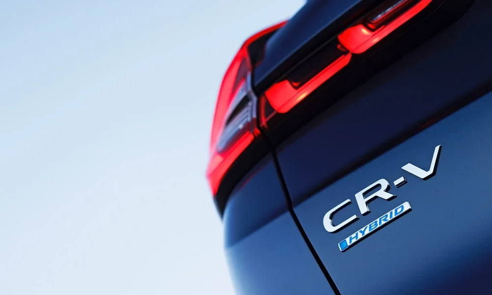 Фото Honda CR-V (2024) — крыша, фото 3. Линия крыши и панорамное остекление с высоты. Панорамное стекло зрительно увеличивает салон; шторка спасает в жару Honda CR-V (2024) — крыша, фото 3