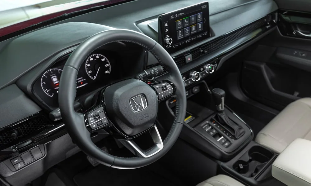 Фото Honda CR-V (2024) — руль. Обшивка обода и компоновка спиц крупным планом. Клавиши на спицах управляют медиа, круизом и ассистентами — руки остаются на руле Honda CR-V (2024) — руль