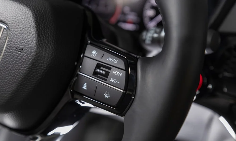 Фото Honda CR-V (2024) — руль, фото 3. Обшивка обода и компоновка спиц крупным планом. Правильная посадка: руки на «9 и 3», приборы читаются поверх обода Honda CR-V (2024) — руль, фото 3