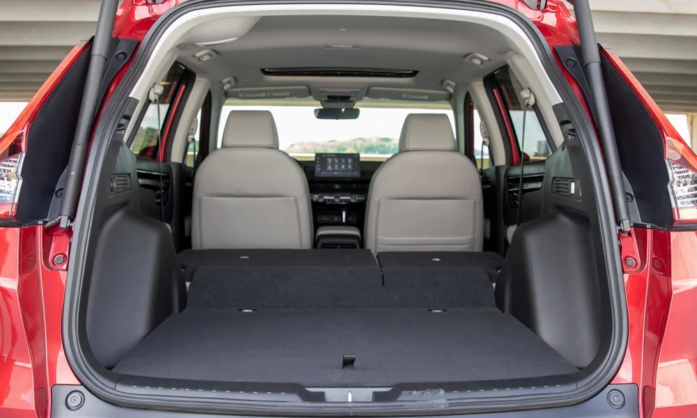 Фото Honda CR-V (2024) — багажник. Форма проёма, ровный пол и организация пространства. Электропривод двери с датчиком под бампером — руки заняты, багажник открыт Honda CR-V (2024) — багажник