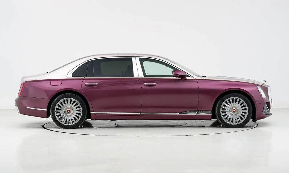 Фото Hongqi Guoya (2026) — вид сбоку, фото 3. Профиль в фиолетовом цвете: соотношение колёсной базы и свесов. Хромированные или чёрные молдинги окон отличают комплектации Hongqi Guoya (2026) — вид сбоку, фото 3