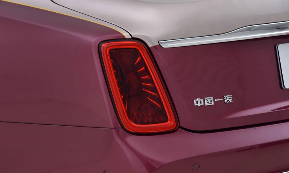 Фото Hongqi Guoya (2026) — задние фонари. Графика секций крупным планом — ночная подпись модели Hongqi Guoya (2026) — задние фонари