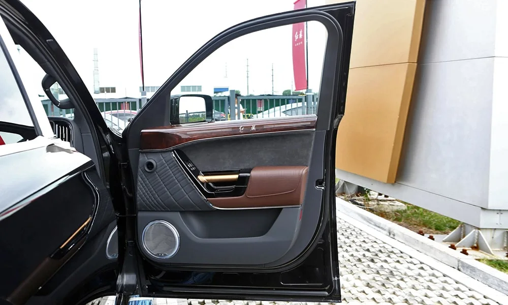 Фото Hongqi LS7 (2024) — дверная карта, фото 2. Подлокотник, динамик и блок стеклоподъёмников. Решётка динамика в двери — часть штатной акустики Hongqi LS7 (2024) — дверная карта, фото 2