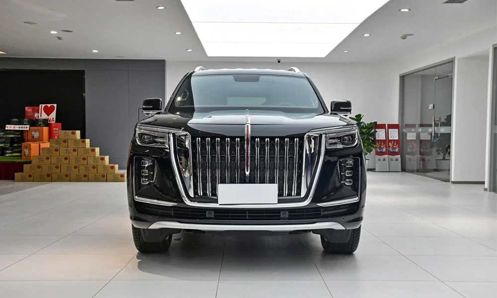 Фото Hongqi LS7 (2024) — вид спереди, фото 5. Чёрный кузов, строгая симметрия оптики — базовый ракурс знакомства с дизайном. Рисунок ходовых огней — подпись модели, по нему её узнают в потоке Hongqi LS7 (2024) — вид спереди, фото 5