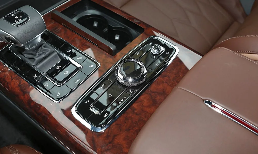 Фото Hongqi LS7 (2024) — селектор коробки передач, фото 2. Селектор трансмиссии на центральной консоли. Автохолд удерживает машину на светофоре без ноги на тормозе Hongqi LS7 (2024) — селектор коробки передач, фото 2