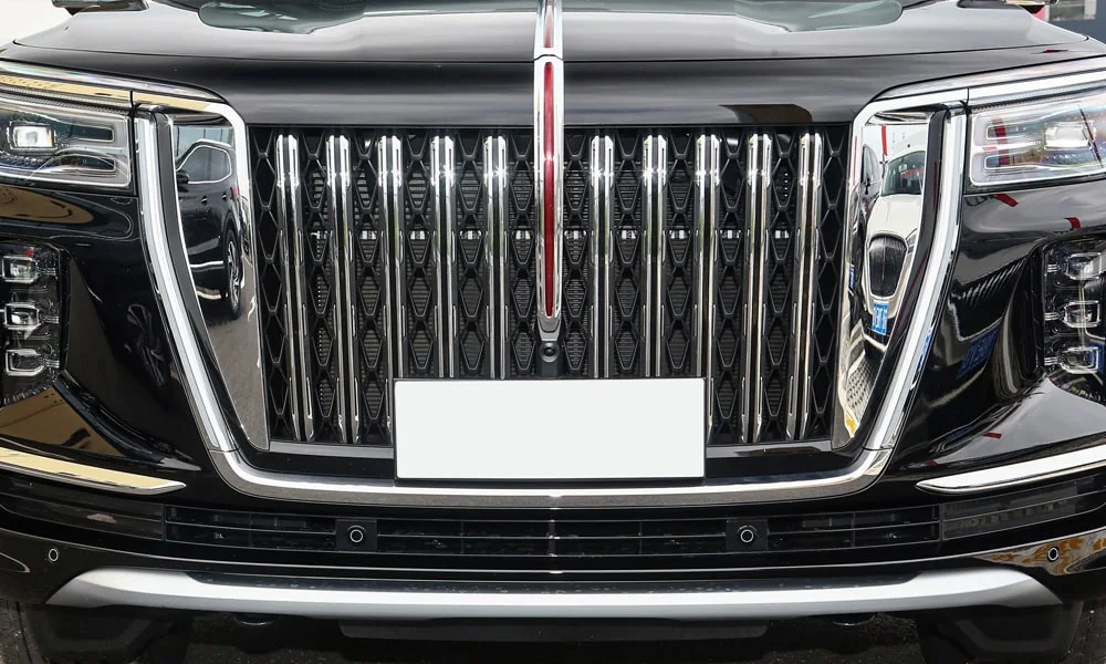 Фото Hongqi LS7 (2024) — решётка радиатора. Рисунок решётки: сетка, ламели или глухая панель у электроверсий Hongqi LS7 (2024) — решётка радиатора