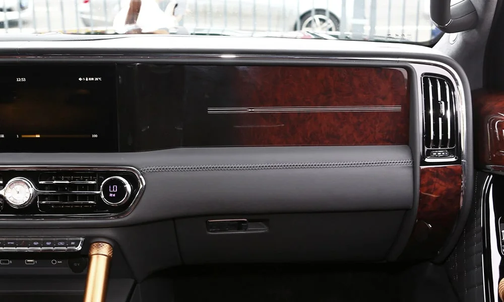 Фото Hongqi LS7 (2024) — интерьер. Общий план салона: архитектура панели, консоль и кресла. Уровень отделки читается по стыкам панелей и мягким поверхностям в зонах касания Hongqi LS7 (2024) — интерьер