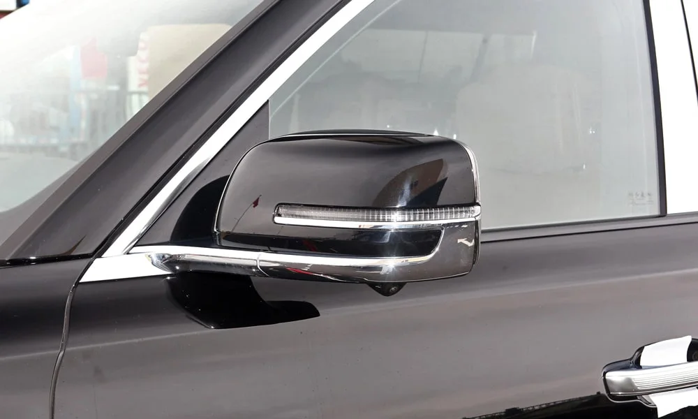 Фото Hongqi LS7 (2024) — наружное зеркало. Корпус с повторителем поворота; у ряда версий здесь же камера кругового обзора Hongqi LS7 (2024) — наружное зеркало
