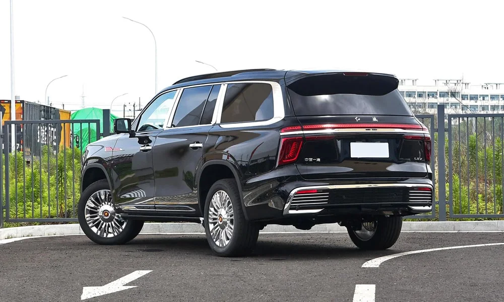 Фото Hongqi LS7 (2024) — вид сзади, фото 3. Чёрный кузов сзади — фонари и бампер определяют ночной образ модели. Насадки выхлопа или их имитация внизу бампера различают версии Hongqi LS7 (2024) — вид сзади, фото 3