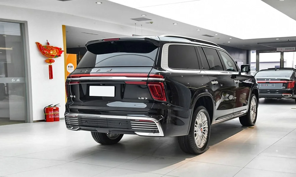 Фото Hongqi LS7 (2024) — вид сзади, фото 8. Чёрный кузов сзади — фонари и бампер определяют ночной образ модели. Насадки выхлопа или их имитация внизу бампера различают версии Hongqi LS7 (2024) — вид сзади, фото 8