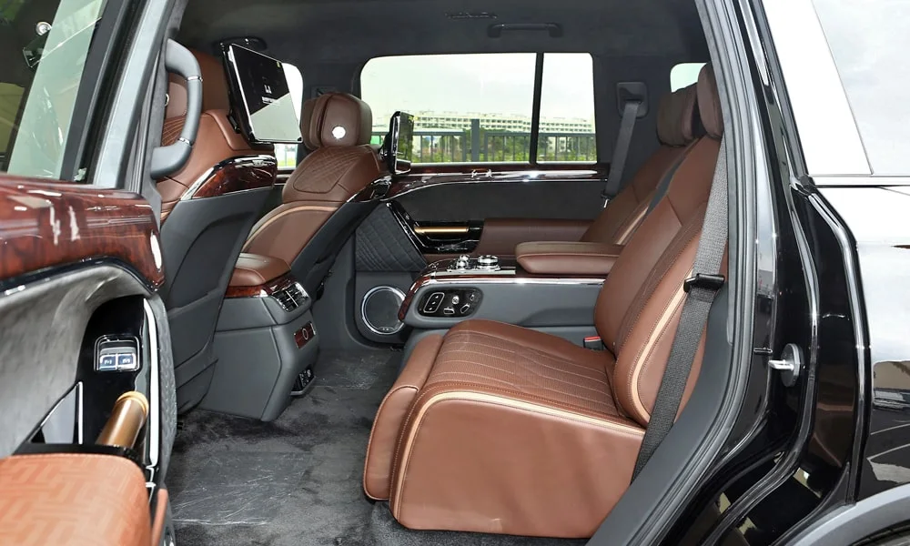 Фото Hongqi LS7 (2024) — задние сиденья. Посадка второго ряда: подголовники и подлокотник Hongqi LS7 (2024) — задние сиденья