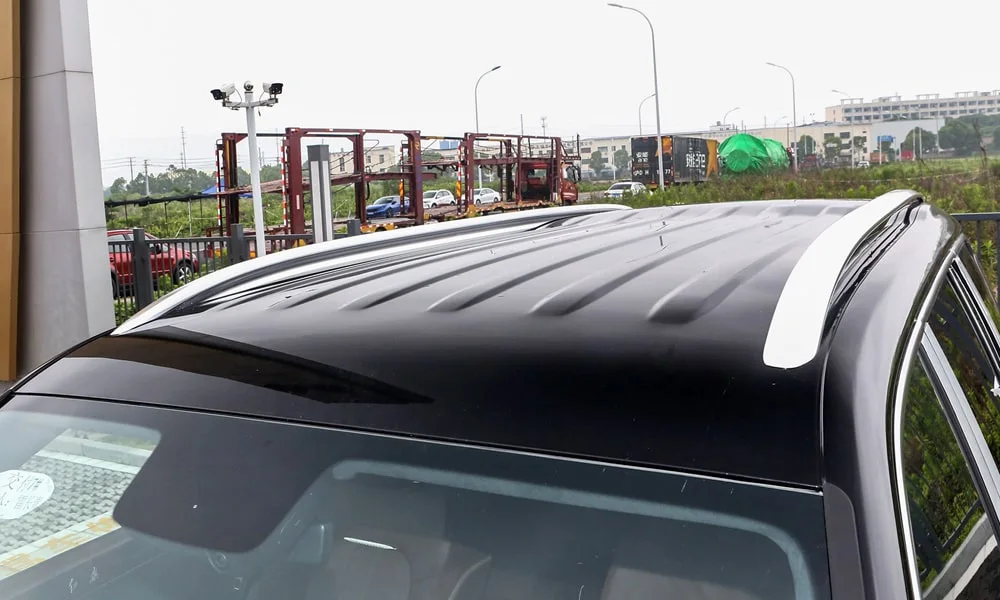 Фото Hongqi LS7 (2024) — крыша. Крыша сверху: остекление, рейлинги и антенна-плавник. Панорамное стекло зрительно увеличивает салон; шторка спасает в жару Hongqi LS7 (2024) — крыша