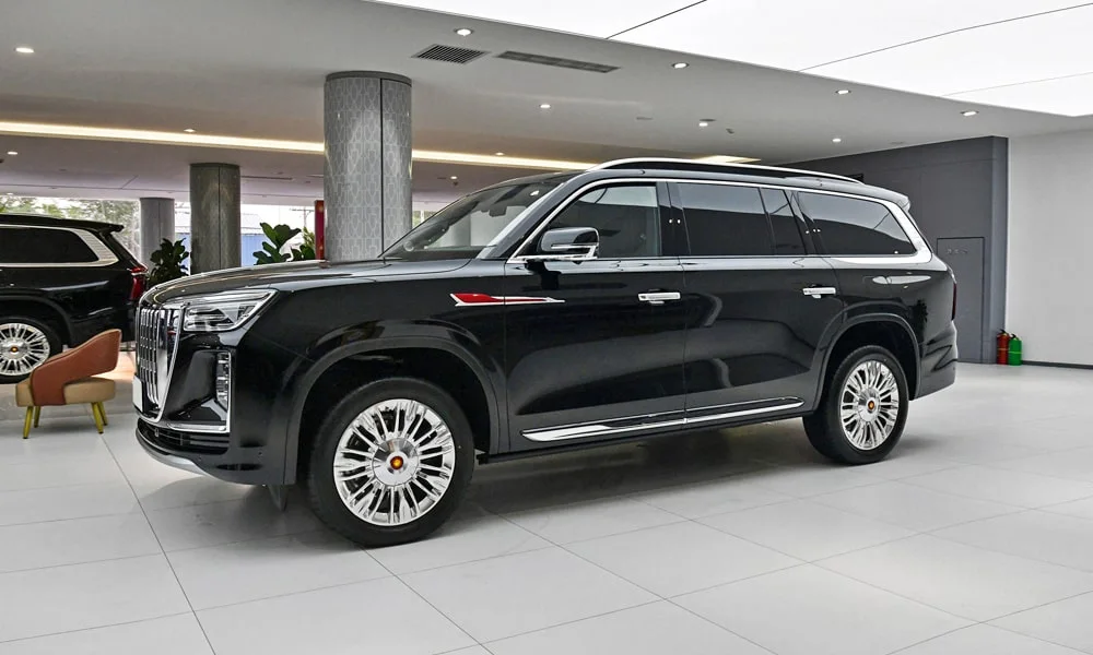 Фото Hongqi LS7 (2024) — вид сбоку, фото 3. Чёрный кузов в профиль — пропорции, высота посадки и дизайн дисков Hongqi LS7 (2024) — вид сбоку, фото 3