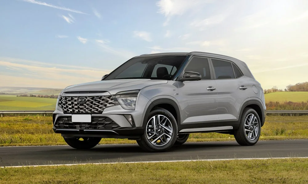 Фото Hyundai Creta N Line (2024) — вид спереди, фото 3. Кузов в серебристом цвете: рисунок оптики и решётки задаёт узнаваемое «лицо» модели. Дневные ходовые огни включаются автоматически с запуском Hyundai Creta N Line (2024) — вид спереди, фото 3