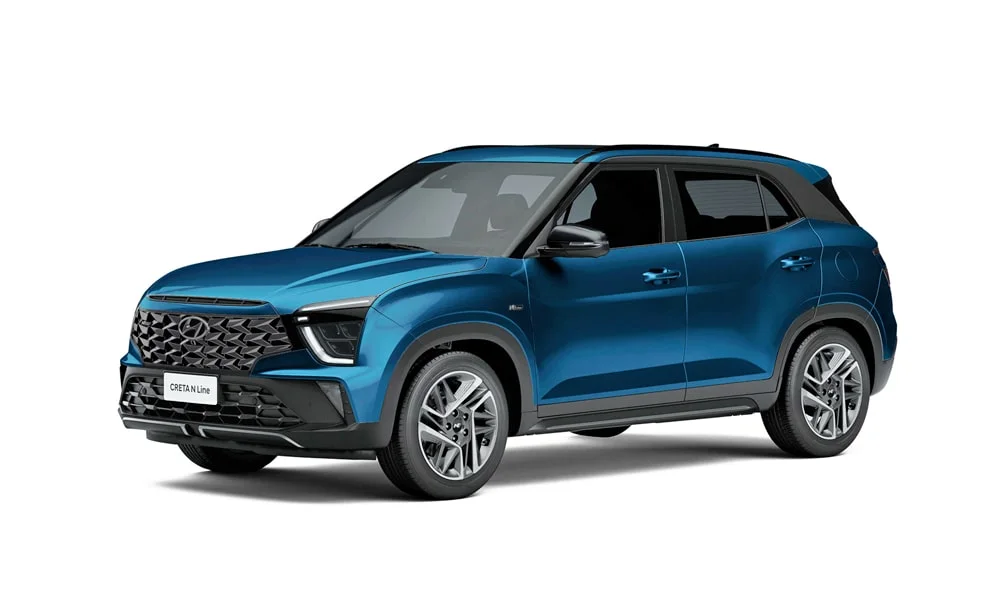 Фото Hyundai Creta N Line (2024) — вид спереди, фото 8. Кузов в синем цвете: рисунок оптики и решётки задаёт узнаваемое «лицо» модели. Рисунок ходовых огней — подпись модели, по нему её узнают в потоке Hyundai Creta N Line (2024) — вид спереди, фото 8