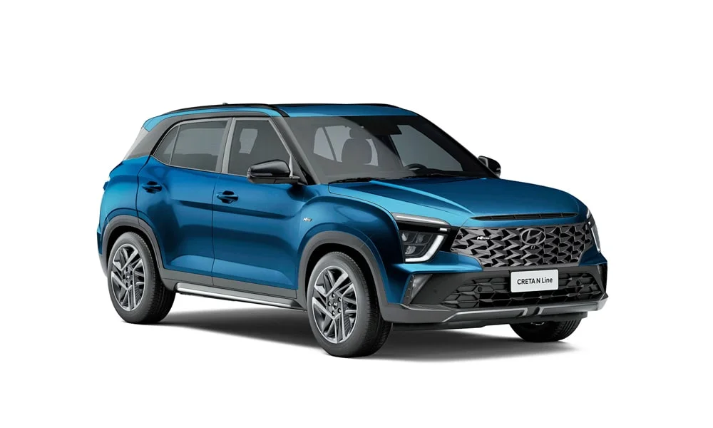Фото Hyundai Creta N Line (2024) — вид спереди, фото 9. Кузов в синем цвете: рисунок оптики и решётки задаёт узнаваемое «лицо» модели. Рисунок ходовых огней — подпись модели, по нему её узнают в потоке Hyundai Creta N Line (2024) — вид спереди, фото 9