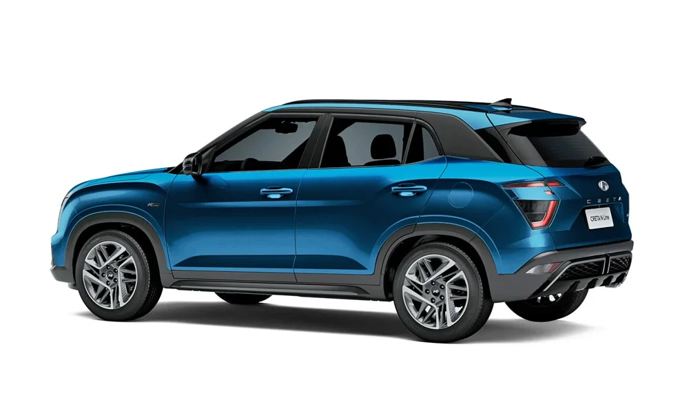Фото Hyundai Creta N Line (2024) — вид сзади, фото 7. Синий кузов сзади — фонари и бампер определяют ночной образ модели. Насадки выхлопа или их имитация внизу бампера различают версии Hyundai Creta N Line (2024) — вид сзади, фото 7
