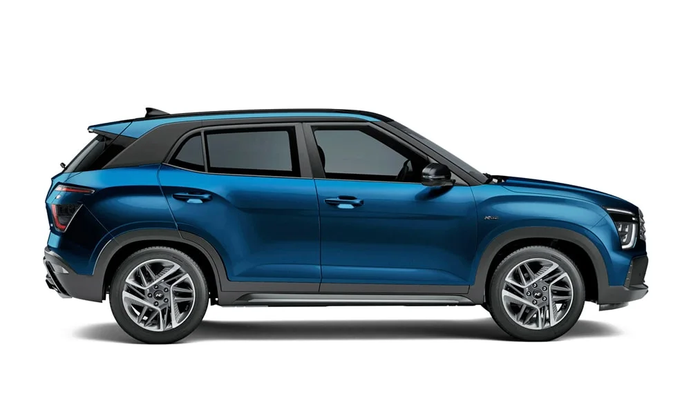 Фото Hyundai Creta N Line (2024) — вид сбоку, фото 2. Синий кузов в профиль — пропорции, высота посадки и дизайн дисков Hyundai Creta N Line (2024) — вид сбоку, фото 2