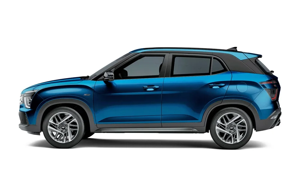 Фото Hyundai Creta N Line (2024) — вид сбоку, фото 3. Синий кузов в профиль — пропорции, высота посадки и дизайн дисков Hyundai Creta N Line (2024) — вид сбоку, фото 3