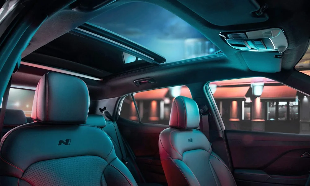 Фото Hyundai Creta N Line (2024) — панорамная крыша. Остекление крыши изнутри: света в салоне заметно больше. Люк с функцией проветривания приподнимается задней кромкой Hyundai Creta N Line (2024) — панорамная крыша