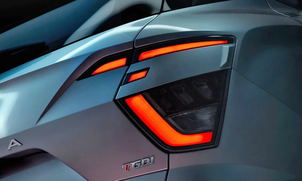 Фото Hyundai Creta N Line (2024) — задние фонари. Графика секций крупным планом — ночная подпись модели Hyundai Creta N Line (2024) — задние фонари