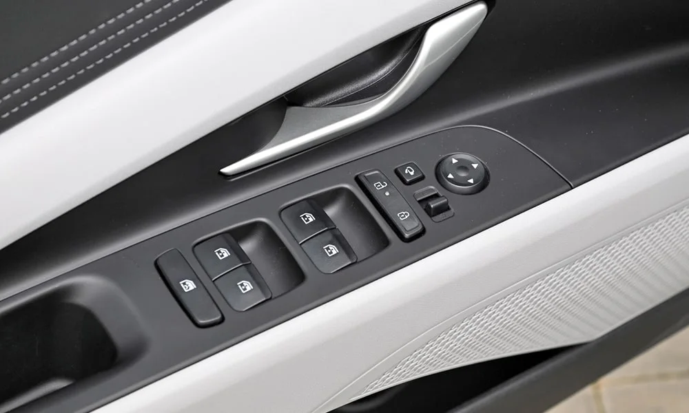 Фото Hyundai Elantra (2024) — кнопки управления. Блок клавиш управления крупным планом. Физические клавиши быстрее сенсорных меню — важно в движении Hyundai Elantra (2024) — кнопки управления
