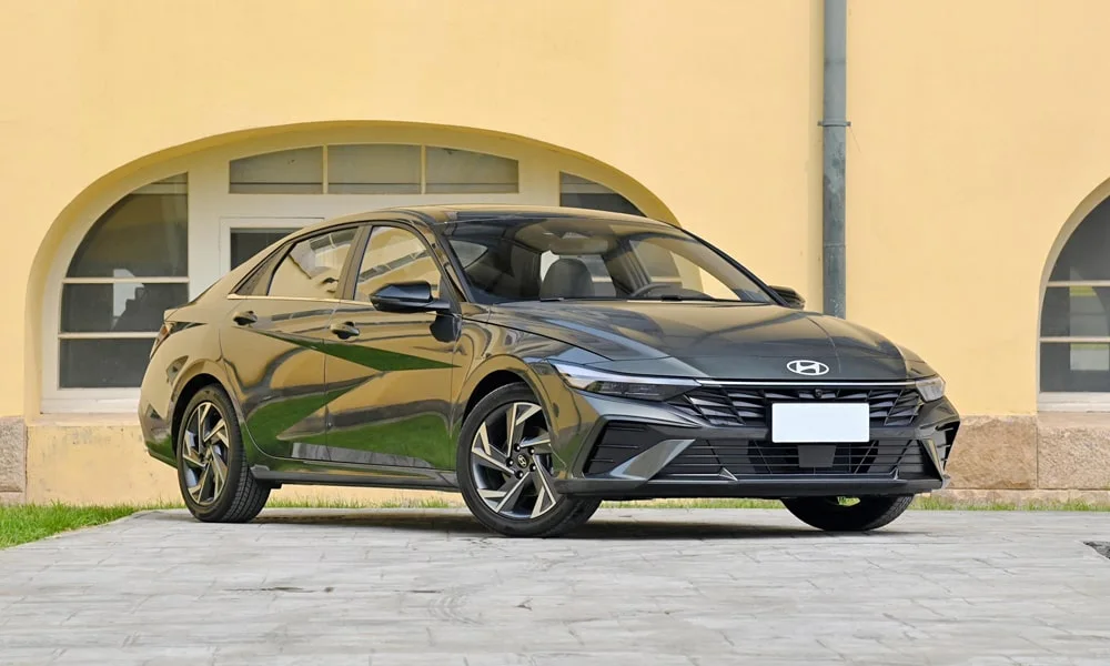Фото Hyundai Elantra (2024) — вид спереди, фото 3. Анфас: пропорции капота, посадка кузова и графика ходовых огней Hyundai Elantra (2024) — вид спереди, фото 3