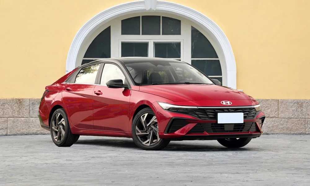 Фото Hyundai Elantra (2024) — вид спереди, фото 6. Оптика, решётка и бампер — первое впечатление о модели. Рисунок ходовых огней — подпись модели, по нему её узнают в потоке Hyundai Elantra (2024) — вид спереди, фото 6