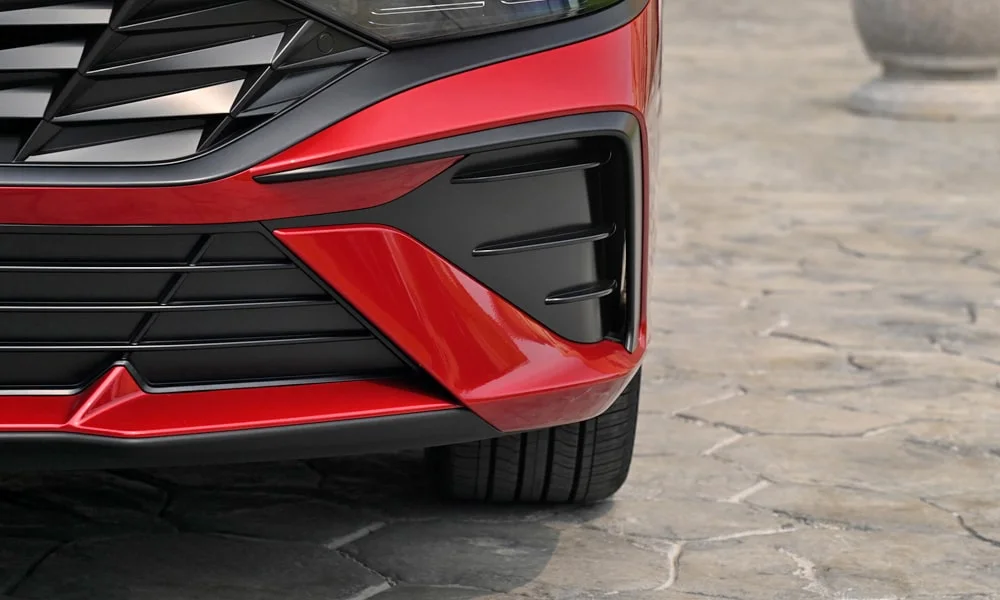 Фото Hyundai Elantra (2024) — вид спереди, фото 8. Красный кузов, строгая симметрия оптики — базовый ракурс знакомства с дизайном. Рисунок ходовых огней — подпись модели, по нему её узнают в потоке Hyundai Elantra (2024) — вид спереди, фото 8