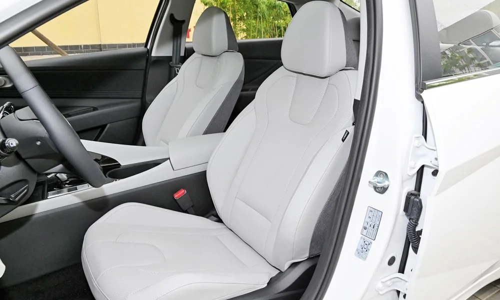 Фото Hyundai Elantra (2024) — передние сиденья. Профиль кресел: боковая поддержка и подголовники. Выраженная боковая поддержка держит в поворотах Hyundai Elantra (2024) — передние сиденья