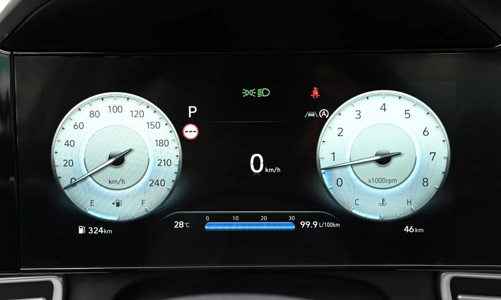Фото Hyundai Elantra (2024) — приборная панель. Экран приборов за рулём — вся ходовая информация перед глазами. Компоновка приборов настраивается в меню у большинства версий Hyundai Elantra (2024) — приборная панель