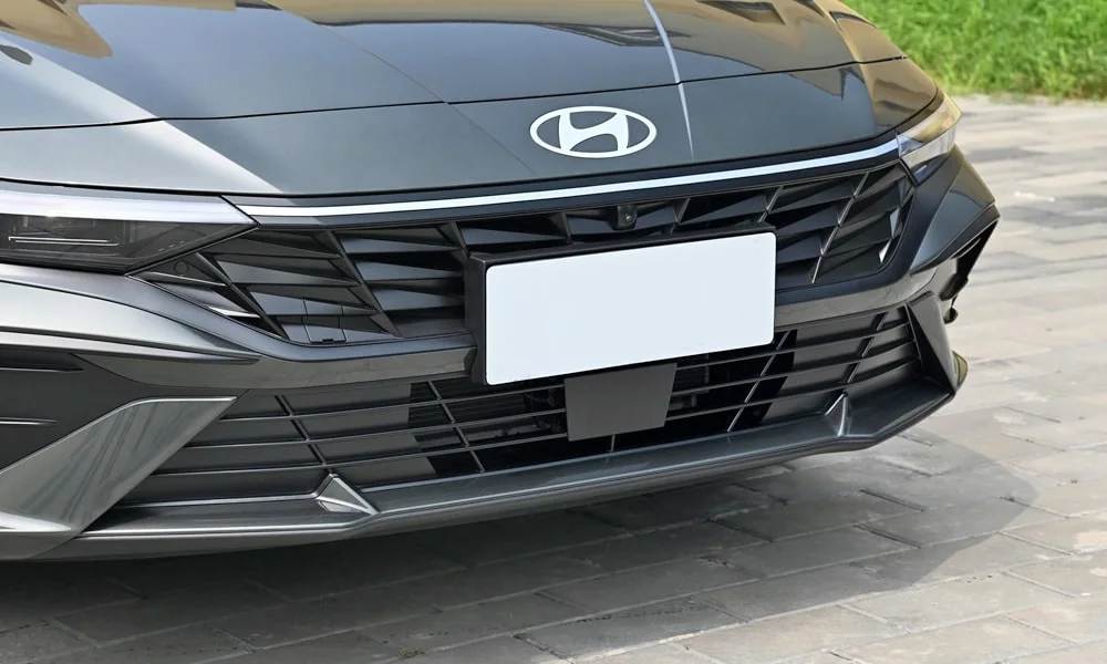 Фото Hyundai Elantra (2024) — решётка радиатора. Рисунок решётки: сетка, ламели или глухая панель у электроверсий Hyundai Elantra (2024) — решётка радиатора