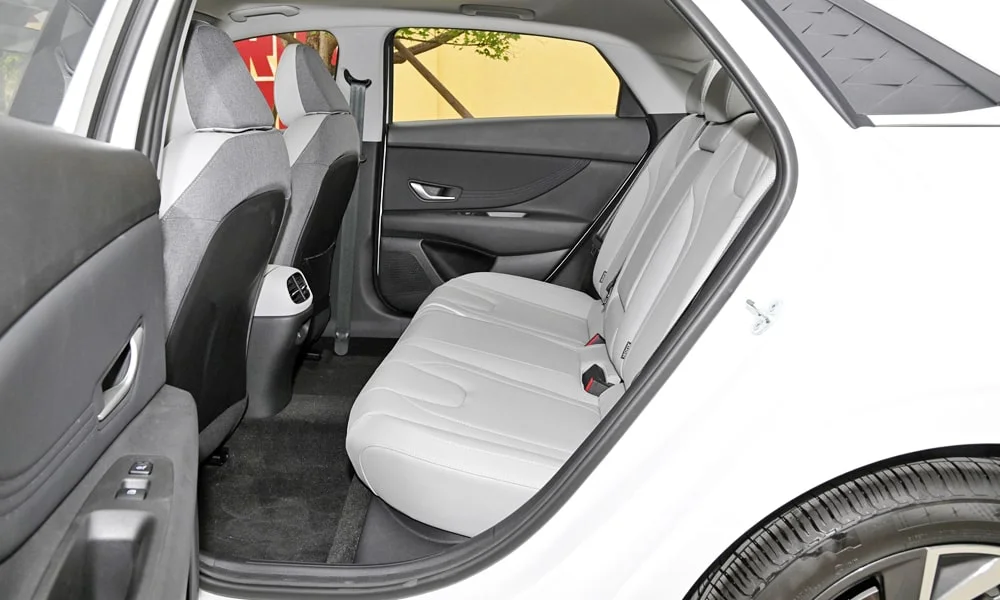 Фото Hyundai Elantra (2024) — интерьер. Общий план салона: архитектура панели, консоль и кресла Hyundai Elantra (2024) — интерьер