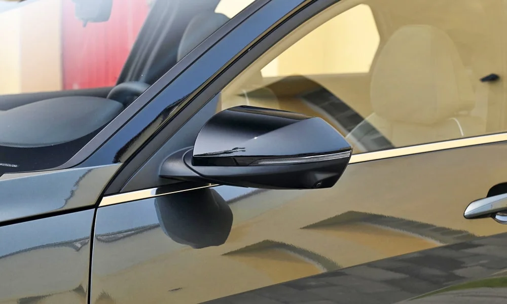 Фото Hyundai Elantra (2024) — наружное зеркало. Корпус зеркала в цвет кузова или контрастный чёрный — зависит от комплектации. Обогрев и электроскладывание зеркал управляются с водительской двери Hyundai Elantra (2024) — наружное зеркало