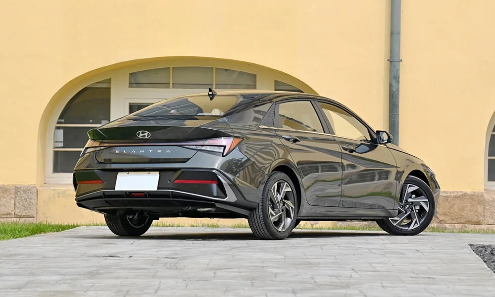 Hyundai Elantra (2024) — вид сзади, фото 3