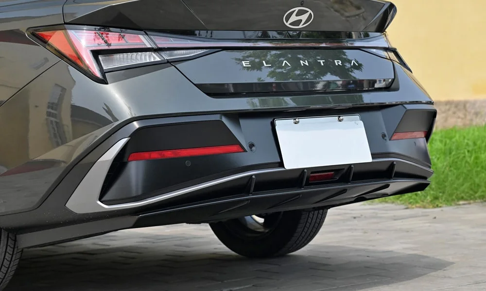 Фото Hyundai Elantra (2024) — вид сзади, фото 4. Линия крыши, стойки и задняя дверь в сером исполнении Hyundai Elantra (2024) — вид сзади, фото 4