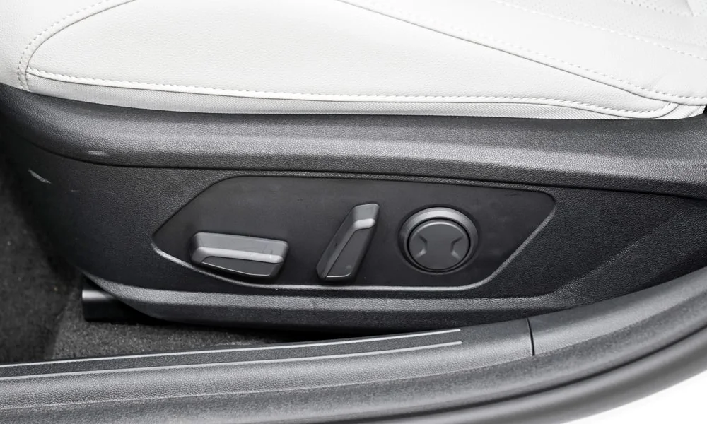 Фото Hyundai Elantra (2024) — регулировки сиденья. Блок управления креслом: наклон, вылет и поясничный подпор Hyundai Elantra (2024) — регулировки сиденья