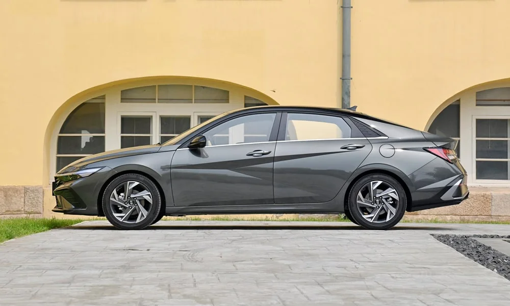 Hyundai Elantra (2024) — вид сбоку