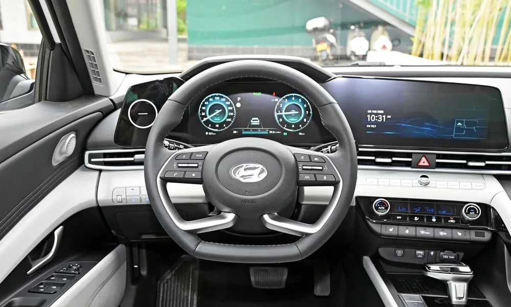 Фото Hyundai Elantra (2024) — руль. Обшивка обода и компоновка спиц крупным планом. Клавиши на спицах управляют медиа, круизом и ассистентами — руки остаются на руле Hyundai Elantra (2024) — руль