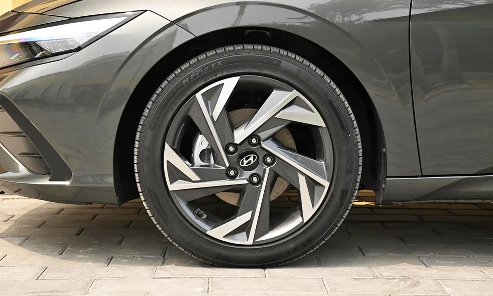 Фото Hyundai Elantra (2024) — колесо и диск. Дизайн спиц и профиль резины крупным планом. При подборе зимнего комплекта сохраняйте наружный диаметр колеса Hyundai Elantra (2024) — колесо и диск